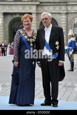 Le Président de la Finlande Tarja Halonen (L) et mari Pentti Arajaervi arrivent pour le mariage de la Princesse Victoria de Suède et Daniel Westling à Stockholm, Suède, le 19 juin 2010. Photo : Albert Nieboer (Pays-Bas) Banque D'Images