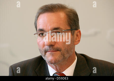 (Afp) - Un fichier photo datée du 28 septembre 2009 montre le premier ministre de Brandebourg et leader du Parti Social-démocrate (SPD) Matthias Platzeck lors d'une conférence de presse à Potsdam, en Allemagne. Platzeck dit que la gauche avait d'appliquer le processus de clarification au sein du parti afin de devenir un partenaire de coalition au niveau fédéral. Les partis établis comme le S Banque D'Images