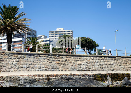 Les gens qui marchent le long de la promenade de Sea Point - Le Cap - Afrique du Sud Banque D'Images