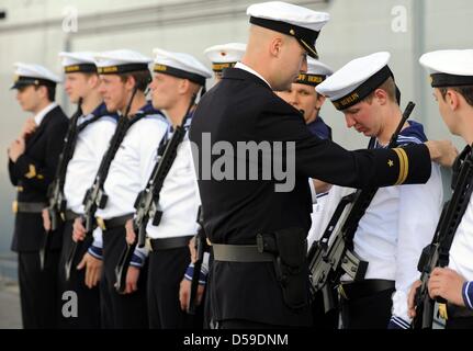 Un officier de la marine allemande, inspecte l'équipage du navire de ravitaillement de la marine allemande 'Berlin' dans Eckernfoerde, Allemagne, 20 juin 2010. L 'Berlin' a été mis en service il y a 11 ans. Photo : Maurizio Gambarini Banque D'Images