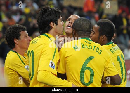 Luis Fabiano (C) du Brésil célèbre avec Elano (L-R), Kaka, Michel Bastos et Robinho après avoir marqué le 1-0 lors de la Coupe du Monde 2010 match du groupe G entre le Brésil et la Côte d'Ivoire au Soccer City Stadium de Johannesburg, Afrique du Sud 20 juin 2010. Photo : Ronald Wittek dpa - veuillez vous reporter à http://dpaq.de/FIFA-WM2010-TC  + + +(c) afp - Bildfunk + + + Banque D'Images