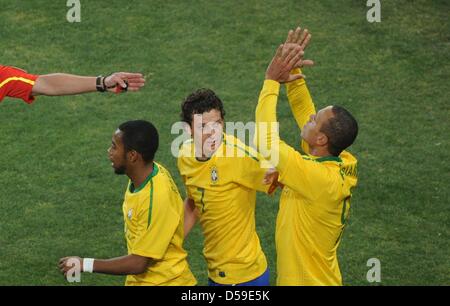 Luis Fabiano du Brésil (R) célèbre la notation 1-0 avec coéquipiers Robinho (L) et Elano durant la Coupe du Monde 2010 match du groupe G entre le Brésil et la Côte d'Ivoire au Soccer City Stadium de Johannesburg, Afrique du Sud 20 juin 2010. Photo : Marcus Brandt dpa - veuillez vous reporter à http://dpaq.de/FIFA-WM2010-TC  + + +(c) afp - Bildfunk + + + Banque D'Images