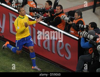 Du Brésil Luis Fabiano célèbre la notation 1-0 lors de la Coupe du Monde FIFA 2010 match du groupe G entre le Brésil et la Côte d'Ivoire au Soccer City Stadium de Johannesburg, Afrique du Sud 20 juin 2010. Photo : Marcus Brandt dpa - veuillez vous reporter à http://dpaq.de/FIFA-WM2010-TC  + + +(c) afp - Bildfunk + + + Banque D'Images