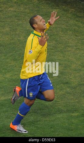 Du Brésil Luis Fabiano célèbre la notation 1-0 lors de la Coupe du Monde FIFA 2010 match du groupe G entre le Brésil et la Côte d'Ivoire au Soccer City Stadium de Johannesburg, Afrique du Sud 20 juin 2010. Photo : Marcus Brandt dpa - veuillez vous reporter à http://dpaq.de/FIFA-WM2010-TC Banque D'Images