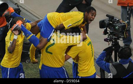 Du Brésil Luis Fabiano célèbre la notation 1-0 lors de la Coupe du Monde FIFA 2010 match du groupe G entre le Brésil et la Côte d'Ivoire au Soccer City Stadium de Johannesburg, Afrique du Sud 20 juin 2010. Photo : Marcus Brandt dpa - veuillez vous reporter à http://dpaq.de/FIFA-WM2010-TC  + + +(c) afp - Bildfunk + + + Banque D'Images