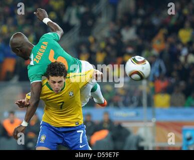 La Côte d'Ivoire Didier Zokora rivalise pour la balle avec le Brésil au cours de l'Elano 2010 FIFA World Cup match du groupe G entre le Brésil et la Côte d'Ivoire au Soccer City Stadium de Johannesburg, Afrique du Sud 20 juin 2010. Photo : Marcus Brandt dpa - veuillez vous reporter à http://dpaq.de/FIFA-WM2010-TC  + + +(c) afp - Bildfunk + + + Banque D'Images