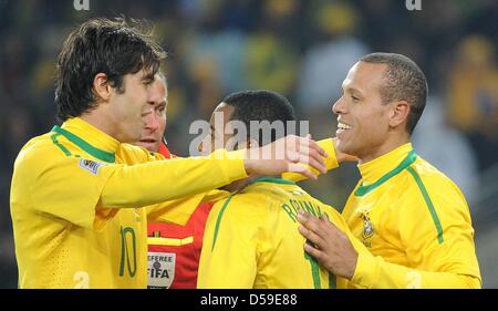 Luis Fabiano du Brésil (R) célèbre la notation 2-0 avec coéquipier Kaka (L) et Robinho lors de la Coupe du Monde 2010 match du groupe G entre le Brésil et la Côte d'Ivoire au Soccer City Stadium de Johannesburg, Afrique du Sud 20 juin 2010. Photo : Achim Scheidemann dpa - veuillez vous reporter à http://dpaq.de/FIFA-WM2010-TC  + + +(c) afp - Bildfunk + + + Banque D'Images