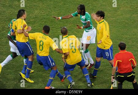 Le Brésil Lucio (L) des échauffourées avec la Côte d'Ivoire Gervinho lors de la Coupe du Monde FIFA 2010 match du groupe G entre le Brésil et la Côte d'Ivoire au Soccer City Stadium de Johannesburg, Afrique du Sud 20 juin 2010. Photo : Marcus Brandt dpa - veuillez vous reporter à http://dpaq.de/FIFA-WM2010-TC  + + +(c) afp - Bildfunk + + + Banque D'Images