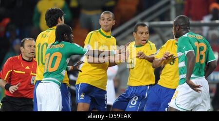 Kaka du Brésil (L-R), Felipe Melo, Gilberto Silva et Lucio échauffourée avec la Côte d'Ivoire Gervinho et Romaric durant la Coupe du Monde FIFA 2010 match du groupe G entre le Brésil et la Côte d'Ivoire au Soccer City Stadium de Johannesburg, Afrique du Sud 20 juin 2010. Photo : Achim Scheidemann dpa - veuillez vous reporter à http://dpaq.de/FIFA-WM2010-TC  + + +(c) afp - Bildfunk + + + Banque D'Images