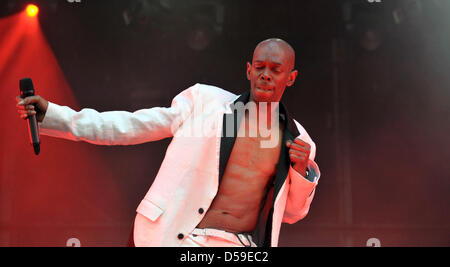 Maxwell Alexander Fraser, mieux connu sous le nom de Maxi Jazz, le chanteur du groupe britannique 'infidèle', fonctionne à l'Hurricane Festival à Kassel, Allemagne, 20 juin 2010. Photo : Carmen Jaspersen Banque D'Images