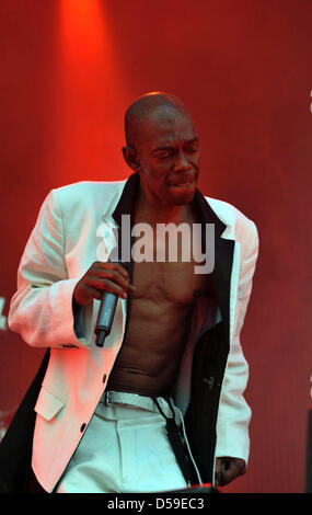 Maxwell Alexander Fraser, mieux connu sous le nom de Maxi Jazz, le chanteur du groupe britannique 'infidèle', fonctionne à l'Hurricane Festival à Kassel, Allemagne, 20 juin 2010. Photo : Carmen Jaspersen Banque D'Images