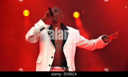 Maxwell Alexander Fraser, mieux connu sous le nom de Maxi Jazz, le chanteur du groupe britannique 'infidèle', fonctionne à l'Hurricane Festival à Kassel, Allemagne, 20 juin 2010. Photo : Carmen Jaspersen Banque D'Images