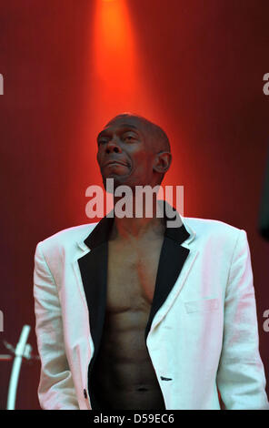 Maxwell Alexander Fraser, mieux connu sous le nom de Maxi Jazz, le chanteur du groupe britannique 'infidèle', fonctionne à l'Hurricane Festival à Kassel, Allemagne, 20 juin 2010. Photo : Carmen Jaspersen Banque D'Images