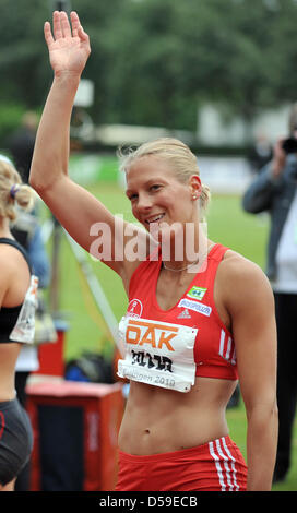 Heptathlete allemand Jennifer Oeser vagues à la foule à l'Erdgas Réunion, le quatrième étape de l'IAAF 2010 Défi des épreuves combinées de Ratingen, Allemagne, 20 juin 2010. Jennifer Oeser, qui a terminé deuxième au championnat du monde, est bien préparé pour l'Athlétisme qui aura lieu à Barcelone du 27 juillet au 01 août 2010. Avec 6 427 points, l'h Banque D'Images