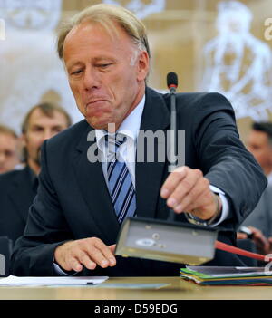 L'ancien ministre fédéral de l'environnement Juergen Trittin (les Verts) fait face à une commission d'enquête au Landtag de Saxe inférieure à Hanovre, Allemagne, 21 juin 2010. L'Asse commission examine la question de la demande d'autorisation de stockage de déchets nucléaires Asse II et cherche à savoir ce qui a conduit à des lacunes dans le dépôt en couches géologiques profondes dans le district Wolfenbuettel. L Banque D'Images