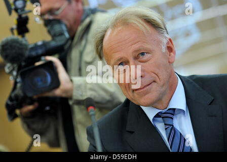 L'ancien ministre fédéral de l'environnement Juergen Trittin (les Verts) fait face à une commission d'enquête au Landtag de Saxe inférieure à Hanovre, Allemagne, 21 juin 2010. L'Asse commission examine la question de la demande d'autorisation de stockage de déchets nucléaires Asse II et cherche à savoir ce qui a conduit à des lacunes dans le dépôt en couches géologiques profondes dans le district Wolfenbuettel. L Banque D'Images