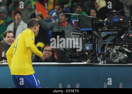 Luis Fabiano du Brésil au cours de la notation célèbre du monde de la FIFA 2010 match du groupe G entre le Brésil et la Côte d'Ivoire au Soccer City Stadium de Johannesburg, Afrique du Sud 20 juin 2010. Photo : Achim Scheidemann dpa - veuillez vous reporter à http://dpaq.de/FIFA-WM2010-TC Banque D'Images