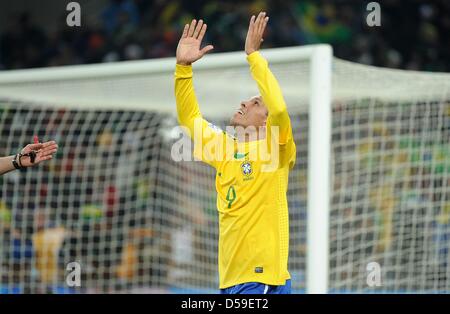 Luis Fabiano du Brésil au cours de la notation célèbre du monde de la FIFA 2010 match du groupe G entre le Brésil et la Côte d'Ivoire au Soccer City Stadium de Johannesburg, Afrique du Sud 20 juin 2010. Photo : Achim Scheidemann dpa - veuillez vous reporter à http://dpaq.de/FIFA-WM2010-TC Banque D'Images