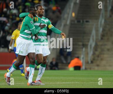 La Côte d'Ivoire Didier Drogba (R) célèbre avec coéquipier Yaya Touré après avoir marqué le 3-1 lors de la Coupe du Monde 2010 match du groupe G entre le Brésil et la Côte d'Ivoire au Soccer City Stadium de Johannesburg, Afrique du Sud 20 juin 2010. Photo : Achim Scheidemann dpa - veuillez vous reporter à http://dpaq.de/FIFA-WM2010-TC Banque D'Images