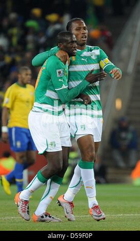 La Côte d'Ivoire Didier Drogba (R) célèbre avec coéquipier Yaya Touré après avoir marqué le 3-1 lors de la Coupe du Monde 2010 match du groupe G entre le Brésil et la Côte d'Ivoire au Soccer City Stadium de Johannesburg, Afrique du Sud 20 juin 2010. Photo : Achim Scheidemann dpa - veuillez vous reporter à http://dpaq.de/FIFA-WM2010-TC Banque D'Images