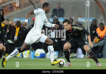 L'Allemagne Mesut Oezil (R) et le Ghana's John Pantsil en action lors de la Coupe du Monde 2010 GROUPE D match entre le Ghana et l'Allemagne à Soccer City, Johannesburg, Afrique du Sud 23 juin 2010. Photo : Marcus Brandt dpa - veuillez vous reporter à http://dpaq.de/FIFA-WM2010-TC  + + +(c) afp - Bildfunk + + + Banque D'Images