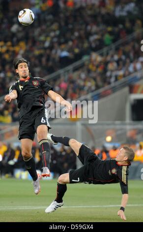 Bastian Schweinsteiger l'Allemagne (R) et Sami Khedira en action lors de la Coupe du Monde 2010 GROUPE D match entre le Ghana et l'Allemagne à Soccer City, Johannesburg, Afrique du Sud 23 juin 2010. Photo : Marcus Brandt dpa - veuillez vous reporter à http://dpaq.de/FIFA-WM2010-TC Banque D'Images