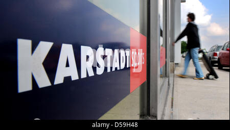 Vue extérieure sur un brach sur la chaîne de grands magasins allemands Karstadt de Muelheim an der Ruhr, Allemagne, 22 juin 2010. Dans la ligne de plus de millions d'euros en diminution de loyer toujours pas de solution a été trouvé. Photo : Julian Stratenschulte Banque D'Images