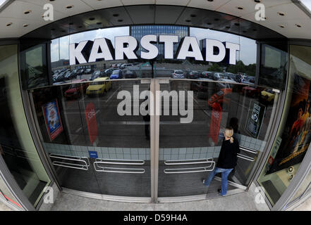 Vue extérieure sur un brach sur la chaîne de grands magasins allemands Karstadt de Muelheim an der Ruhr, Allemagne, 22 juin 2010. Dans la ligne de plus de millions d'euros en diminution de loyer toujours pas de solution a été trouvé. Photo : Julian Stratenschulte Banque D'Images