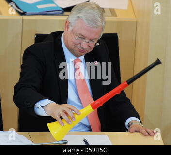 Le Premier ministre sortant de l'état fédéral de Hesse Roland Koch a reçu une vuvuzela des socio-démocrates au cours d'une audition du parlement régional à Wiesbaden, Allemagne, 23 Junen 2010. Comme M. Koch prend sa retraite de la politique, l'opposition est en train de débattre sur un avenir qui doit être meilleure sans Koch. Photo : Arne Dedert Banque D'Images