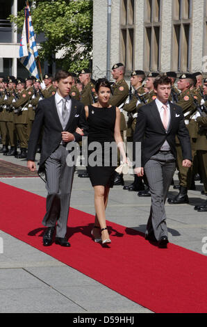 Le Prince Louis et la Princesse Tessy du Luxembourg assister à un défilé militaire pour marquer la Journée nationale du Luxembourg, Luxembourg, le 23 juin 2010. Photo : Albert Nieboer (Pays-Bas) Banque D'Images