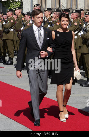 Le Prince Louis et la Princesse Tessy du Luxembourg assister à un défilé militaire pour marquer la Journée nationale du Luxembourg, Luxembourg, le 23 juin 2010. Photo : Albert Nieboer (Pays-Bas) Banque D'Images