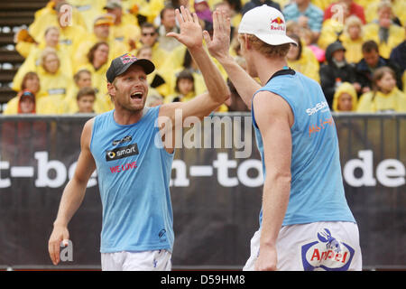 (Afp) un fichier photo datée du 30 août 2008 de beach volley allemand Julius Brink (L) et Jonas Reckermann (R) en Allemagne, Timmendorf. Julius patinoire est blessé et risque de manquer les Championnats d'Europe en août 2010. Photo : Malte Chrétiens Banque D'Images