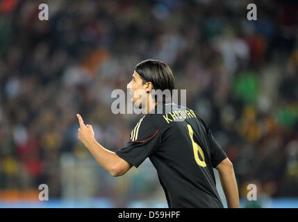 Sami Khedira de gestes de l'Allemagne pendant la Coupe du Monde FIFA 2010 GROUPE D match entre le Ghana et l'Allemagne à la Soccer City Stadium de Johannesburg, Afrique du Sud 23 juin 2010. Photo : Ronald Wittek dpa - veuillez vous reporter à http://dpaq.de/FIFA-WM2010-TC Banque D'Images