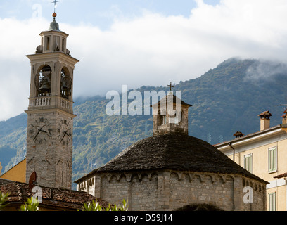 Tour de l'horloge de l'église. Sala Comacina. Lac de Côme Italie Banque D'Images