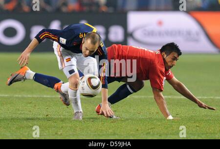 Arturo Vidal (R) du Chili rivalise avec Andres Iniesta de l'Espagne pendant la Coupe du Monde 2010 GROUPE H match entre le Chili et l'Espagne à la Loftus Versfeld à Pretoria, Afrique du Sud 25 juin 2010. Photo : Bernd Weissbrod dpa - veuillez vous reporter à http://dpaq.de/FIFA-WM2010-TC  + + +(c) afp - Bildfunk + + + Banque D'Images