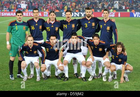 Iker Casillas (en haut à gauche à en bas à droite), Sergio Busquets, Sergio Ramos, Xabi Alonso, Gerard Pique, Fernando Torres, Andres Iniesta, Xavi, David Villa, Joan Capdevila et Carles Puyol d'Espagne présentent avant la Coupe du Monde 2010 GROUPE H match entre le Chili et l'Espagne à la Loftus Versfeld à Pretoria, Afrique du Sud 25 juin 2010. Photo : Bernd Weissbrod dpa - veuillez vous reporter à ht Banque D'Images