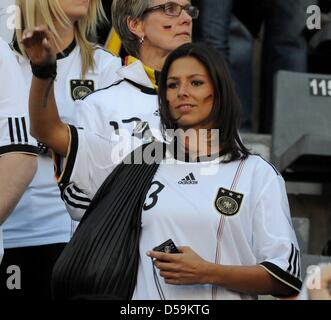 Joueur de football allemand petite amie Silvia Meichel (C, Mario Gomez) sur le stand pendant la Coupe du Monde de Football 2010 Série de seize match entre l'Allemagne et l'Angleterre à la Stade Free State à Bloemfontein, Afrique du Sud 27 juin 2010. Photo : Marcus Brandt dpa - veuillez vous reporter à http://dpaq.de/FIFA-WM2010-TC Banque D'Images