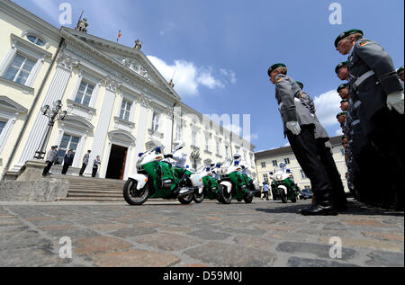 Les soldats de l' 'Wachbataillon garde à l'avant du château de Bellevue à Berlin, Allemagne, 25 juin 2010. En raison de la configuration de la fête de l'été, le futur président de l'Allemagne va accueillir les clients en face du palais, ce qui est inhabituel. Le successeur de Koehler sera déterminé le 30 juin par 1244 électeurs. Photo : Rainer Jensen Banque D'Images