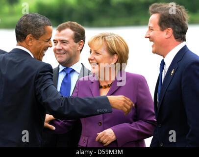 Le président américain Barack Obama, le président russe Dmitri Medvedev, la chancelière allemande Angela Merkel et le Premier ministre britannique David Cameron (G à D) se réunir au cours du Sommet du G8 à Huntsville, Canada, 25 juin 2010. Les chefs de gouvernement des grandes nations économiques mondiales se rassemblent dans la région de Muskoka pour le G8 et les sommets du G20. Photo : Grimm par les pairs Banque D'Images