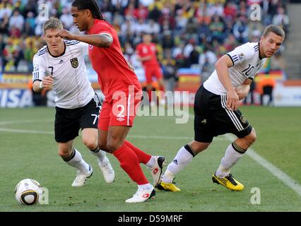 England's Glen Johnson (C) le ballon s'acharne pour l'Allemagne avec Bastian Schweinsteiger (L) et Lukas Podolski durant la Coupe du Monde de Football 2010 Série de seize match entre l'Allemagne et l'Angleterre à la Stade Free State à Bloemfontein, Afrique du Sud 27 juin 2010. Photo : Marcus Brandt dpa - veuillez vous reporter à http://dpaq.de/FIFA-WM2010-TC Banque D'Images