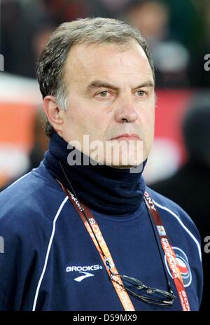 Headcoach Marcelo Bielsa du Chili avant la Coupe du Monde de Football 2010 Série de seize match entre le Brésil et le Chili à l'Ellis Park Stadium de Johannesburg, Afrique du Sud 28 juin 2010. Photo : Bernd Weissbrod dpa - veuillez vous reporter à http://dpaq.de/FIFA-WM2010-TC  + + +(c) afp - Bildfunk + + + Banque D'Images