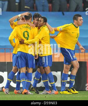 Luis Fabiano (2-L) du Brésil célèbre avec Dani Alves (L-R), Kaka, Robinho et Lucio après avoir marqué le 2-0 lors de la Coupe du Monde de Football 2010 Série de seize match entre le Brésil et le Chili à l'Ellis Park Stadium de Johannesburg, Afrique du Sud 28 juin 2010. Photo : Bernd Weissbrod dpa - veuillez vous reporter à http://dpaq.de/FIFA-WM2010-TC  + + +(c) afp - Bildfunk + + + Banque D'Images