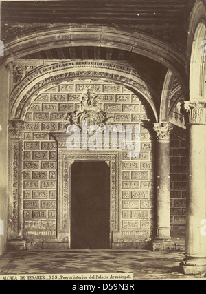 Alcalá de Henares. Puerta interior del Palacio Arzobispal Banque D'Images