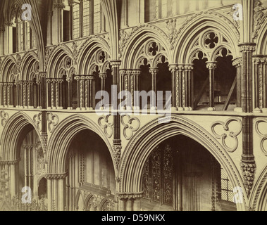 Une photographie du Chœur des Anges de la cathédrale de Lincoln, présentant les fenêtres à lancette et la sculpture religieuse de la cathédrale. L'image met en valeur les éléments gothiques de l'église, avec un accent sur les vitraux et les détails complexes des religieux intégrés Banque D'Images