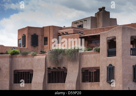 Architecture en adobe de style Pueblo et territorial espagnol, Sante Fe, Nouveau-Mexique, États-Unis Banque D'Images