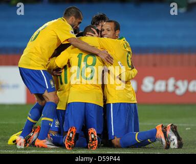 Dani Alves du Brésil (L-R), Ramirez et Luis Fabiano célébrer le 3-0 par Robinho (cachés) pendant la Coupe du Monde de Football 2010 Série de seize match entre le Brésil et le Chili à l'Ellis Park Stadium de Johannesburg, Afrique du Sud 28 juin 2010. Photo : Marcus Brandt dpa - veuillez vous reporter à http://dpaq.de/FIFA-WM2010-TC  + + +(c) afp - Bildfunk + + + Banque D'Images