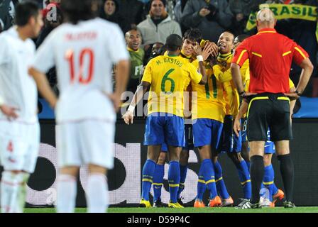 Robinho (5-L) du Brésil célèbre avec Michel Bastas (3-L), Kaka (4-L) et Luis Fabiano (6-L) après avoir marqué le 3-0 lors de la Coupe du Monde de Football 2010 Série de seize match entre le Brésil et le Chili à l'Ellis Park Stadium de Johannesburg, Afrique du Sud 28 juin 2010. Photo : Bernd Weissbrod dpa - veuillez vous reporter à http://dpaq.de/FIFA-WM2010-TC  + + +(c) afp - Bildfunk + + + Banque D'Images