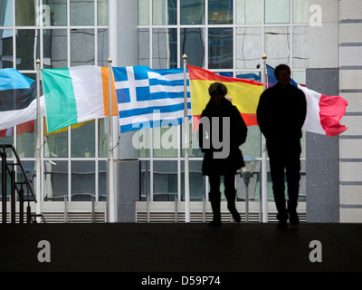 Brandissant des drapeaux de pays à problèmes en face du bâtiment du Parlement européen à Bruxelles, Belgique Banque D'Images