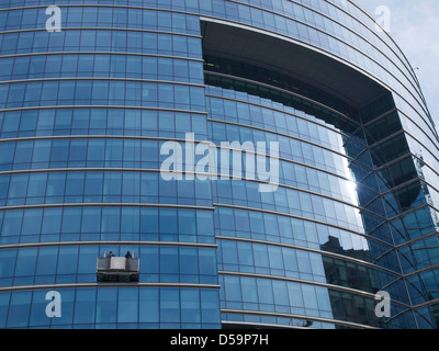 Nettoyage de vitres à travailler sur un verre de bâtiment de bureaux à Bruxelles, Belgique Banque D'Images