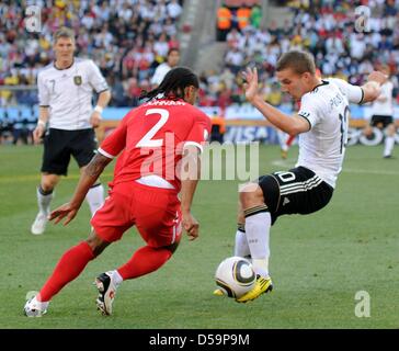 L'Allemagne Lukas Podolski (R) convoite la la balle avec l'Angleterre au cours de Glen Johnson la Coupe du Monde de Football 2010 Série de seize match entre l'Allemagne et l'Angleterre à la Stade Free State à Bloemfontein, Afrique du Sud 27 juin 2010. Photo : Marcus Brandt dpa - veuillez vous reporter à http://dpaq.de/FIFA-WM2010-TC Banque D'Images